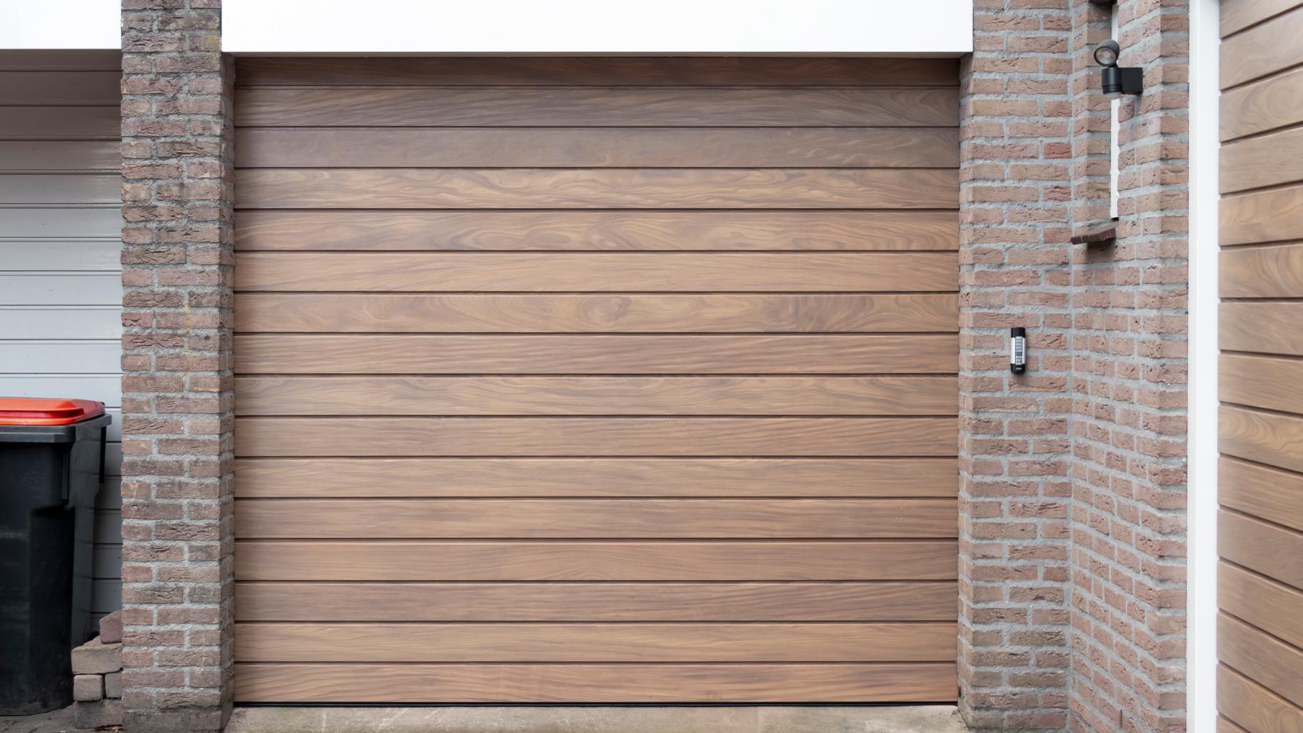Afrormosia houten garagedeur horizontaal