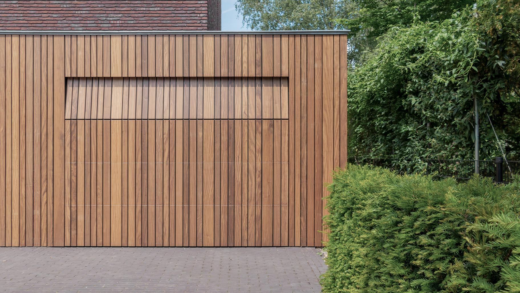 Op maat gemaakte Afrormosia houten garagedeuren van Different Doors