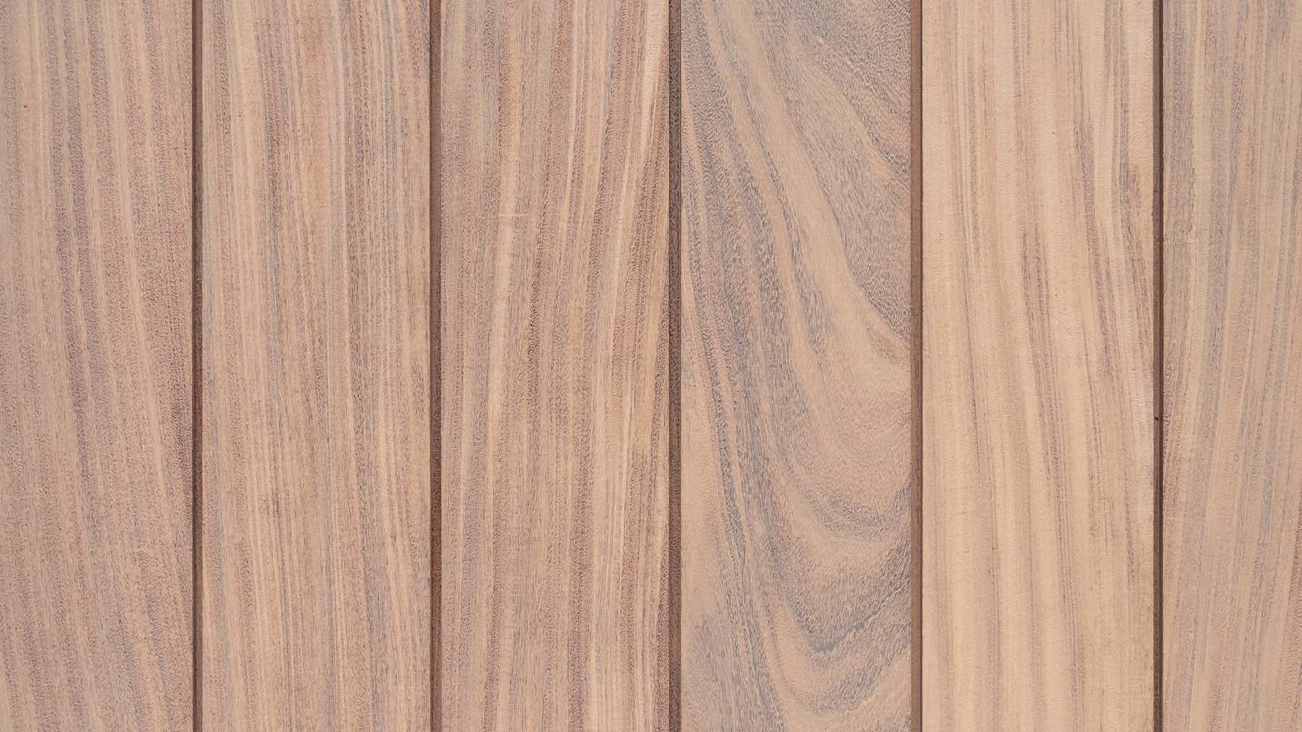 Detail van de Afrormosia houten latten in verticale opstelling met een natuurlijke vlamtekening en glad oppervlak