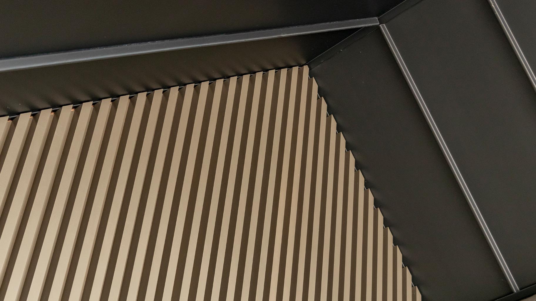 Detail van garagedeur met Mato 3 aluminium profielen, afgewerkt in de kleur Touch of Gold voor een luxe uitstraling