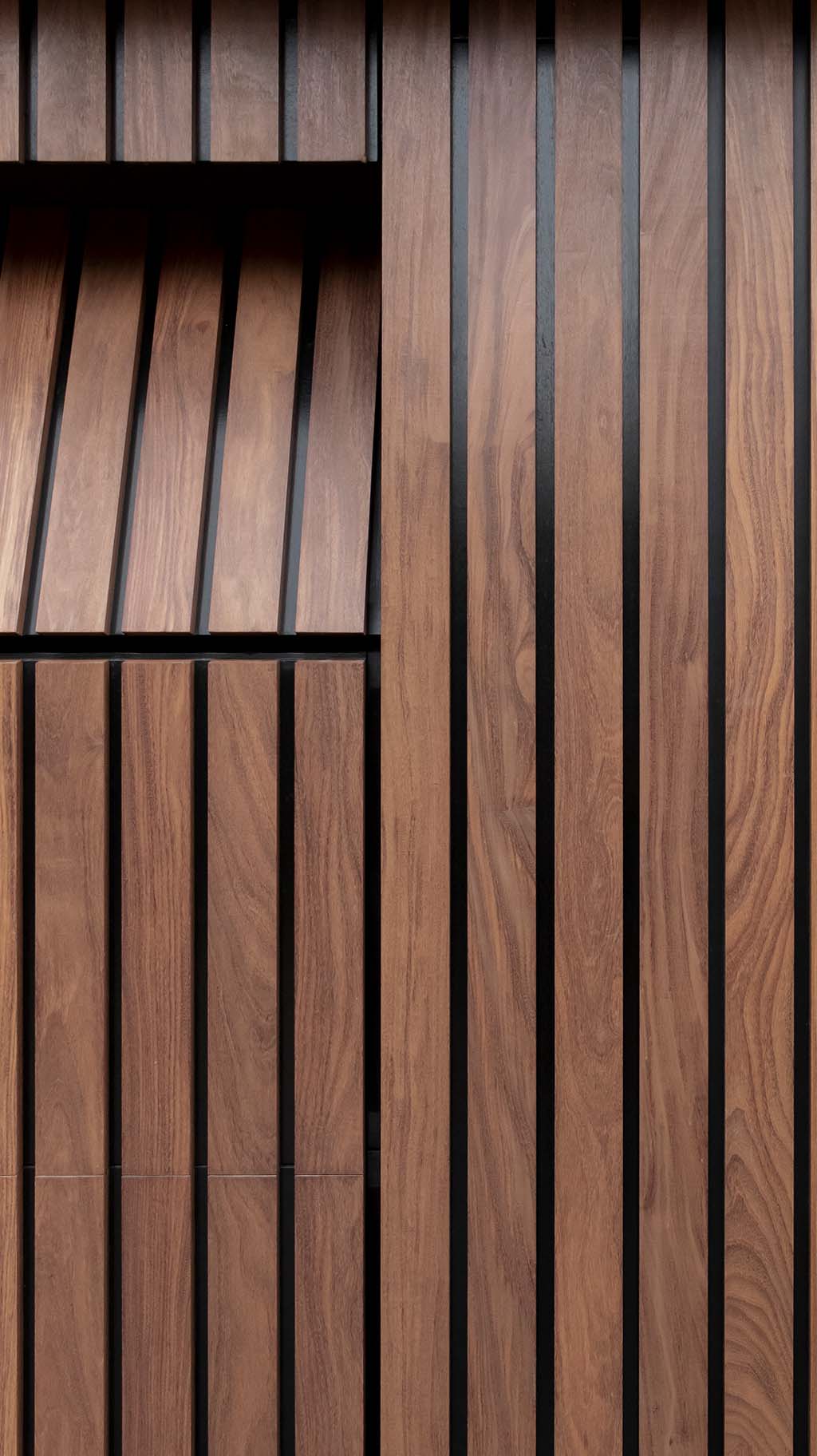 Houten sectionaaldeur die gelijk met de gevel is geplaats