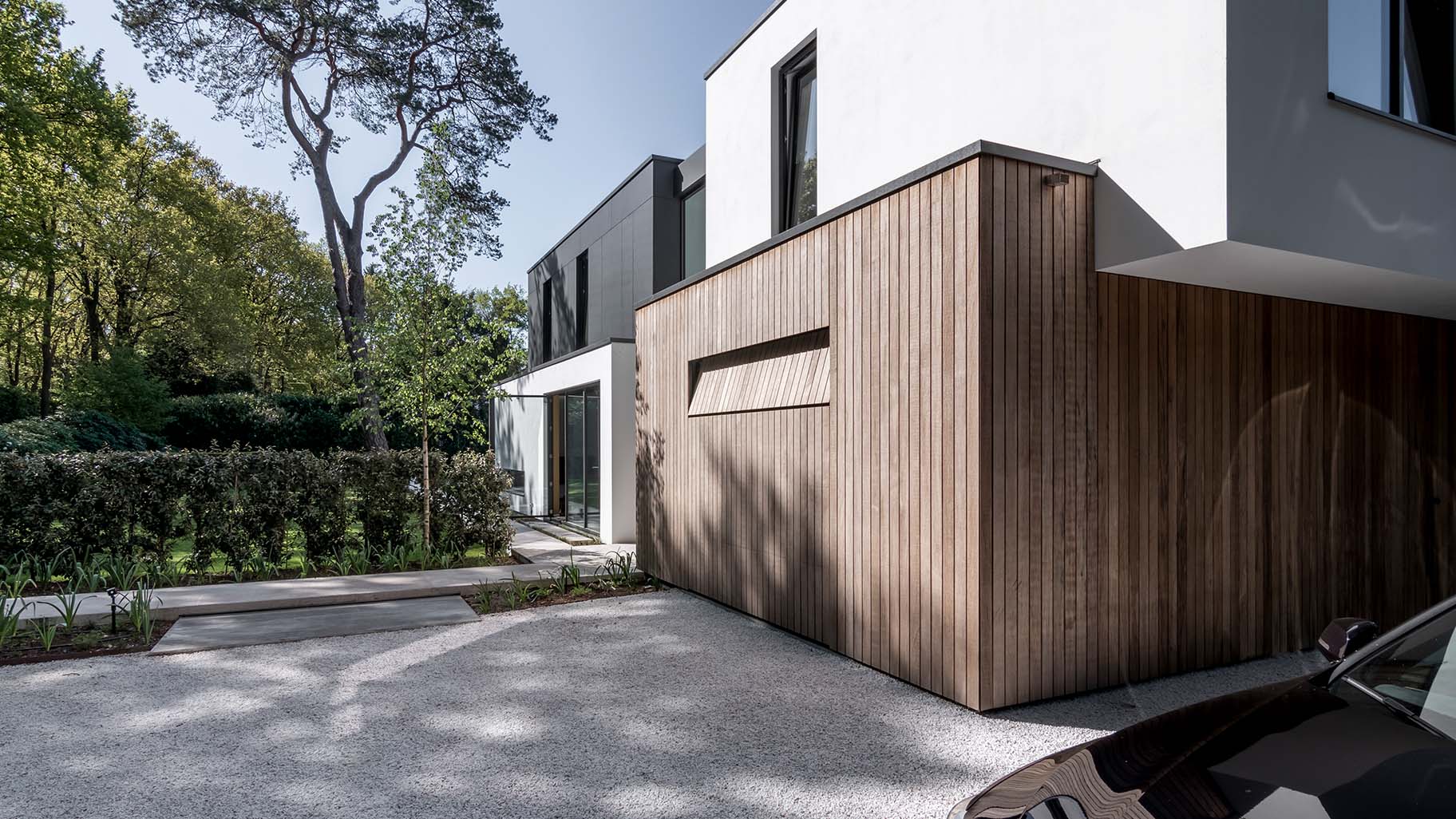 Houten garagedeur moderne villa van lichtbruin hout