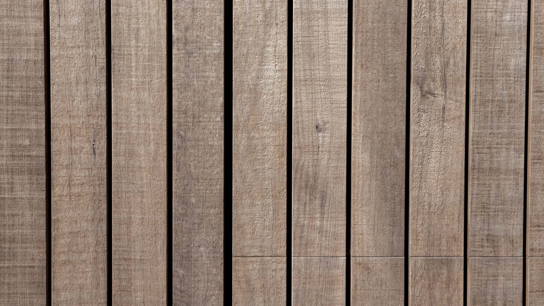 Houten garagedeur moderne villa van lichtbruin hout