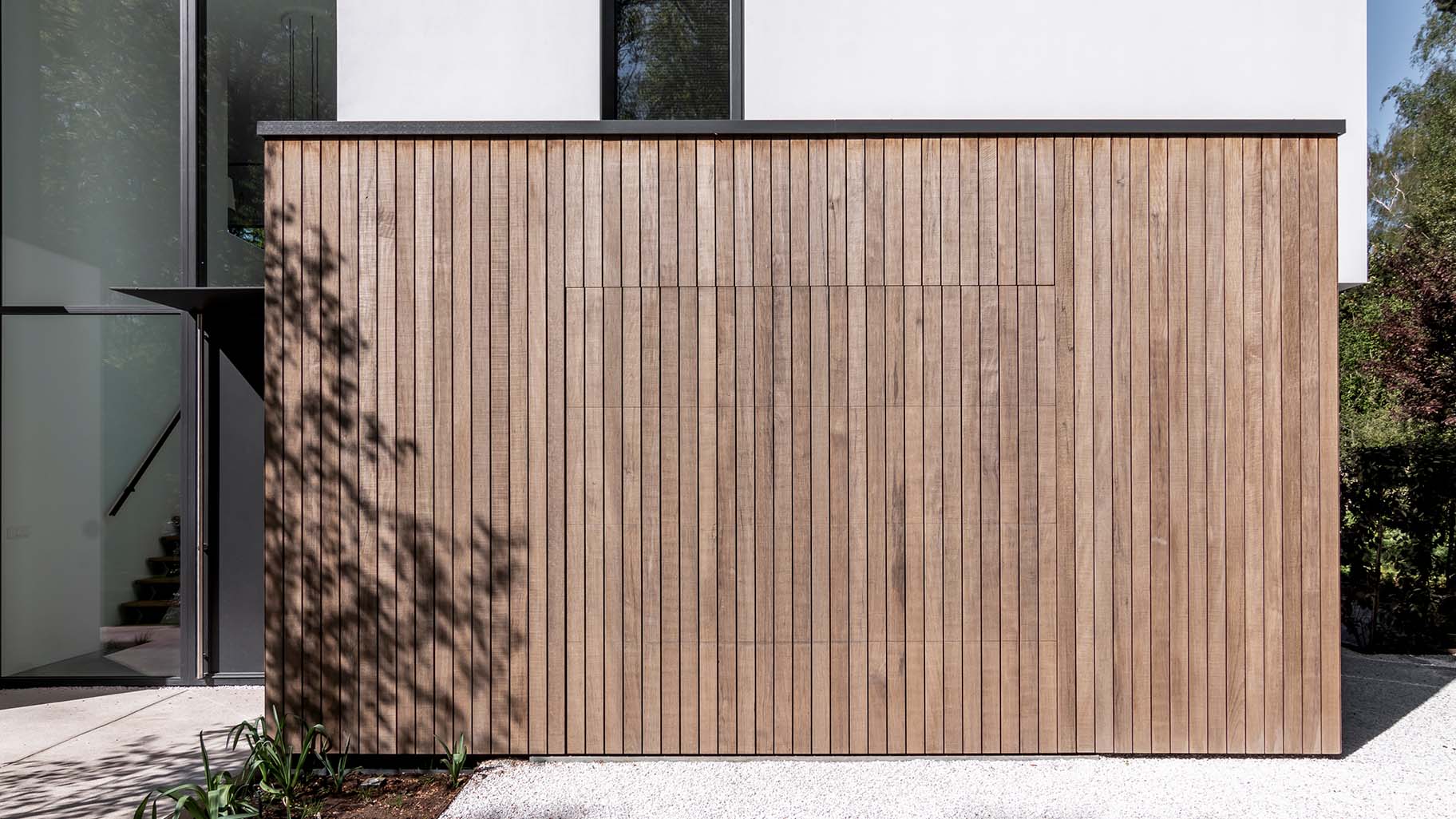 Houten garagedeur moderne villa van lichtbruin hout