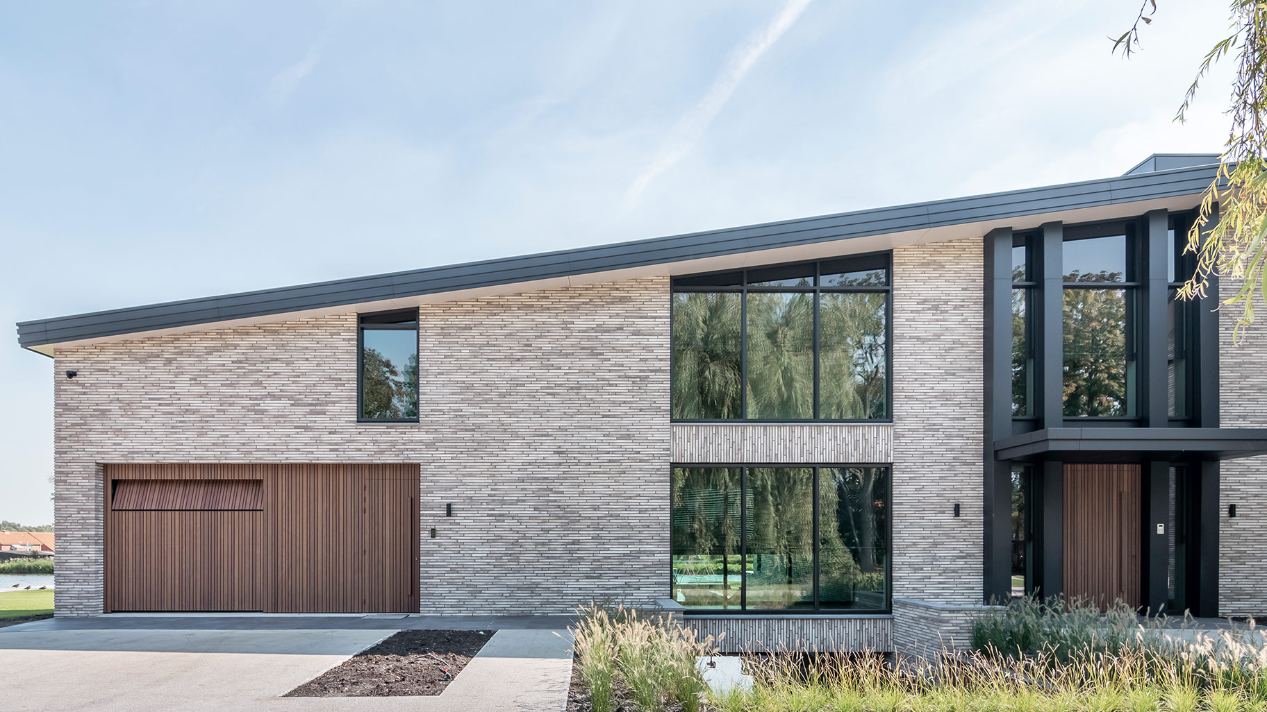 garagedeur met voordeur van hout