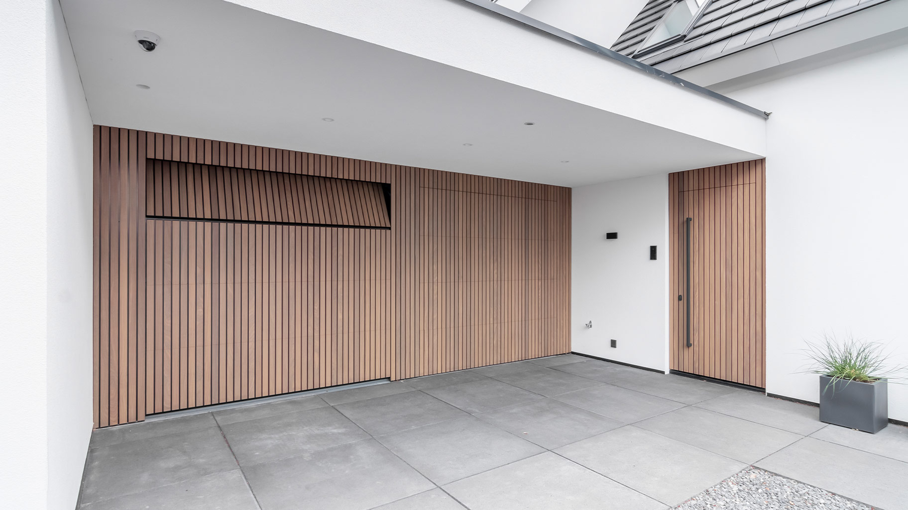 garagedeur met voordeur van hout