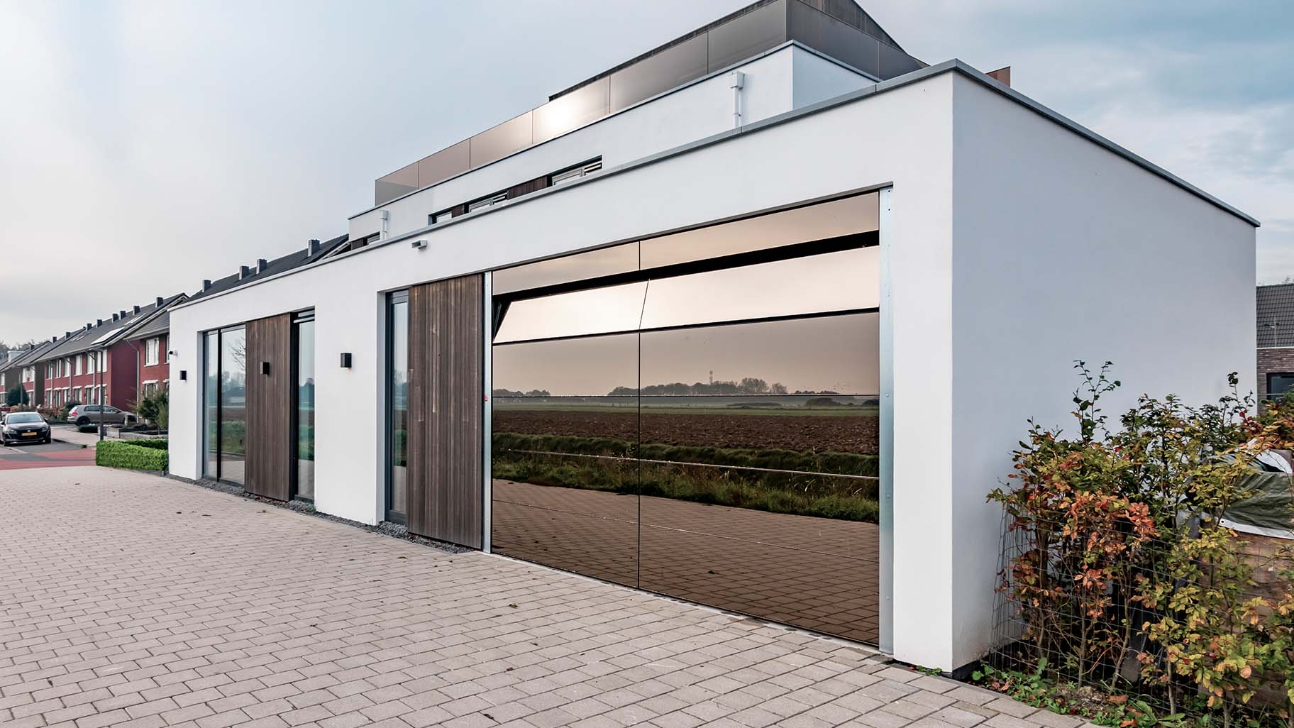 Speciale garagedeur met spiegels als gevelbekleding