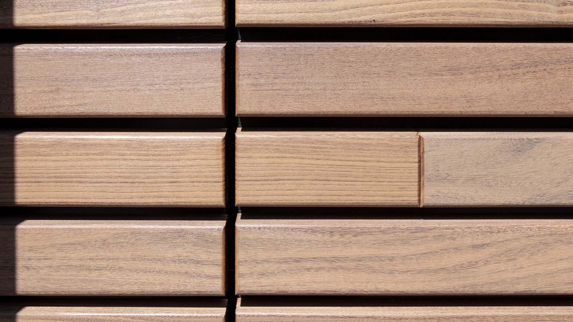 Garagedeur met horizontale houten latten van Afrormosia