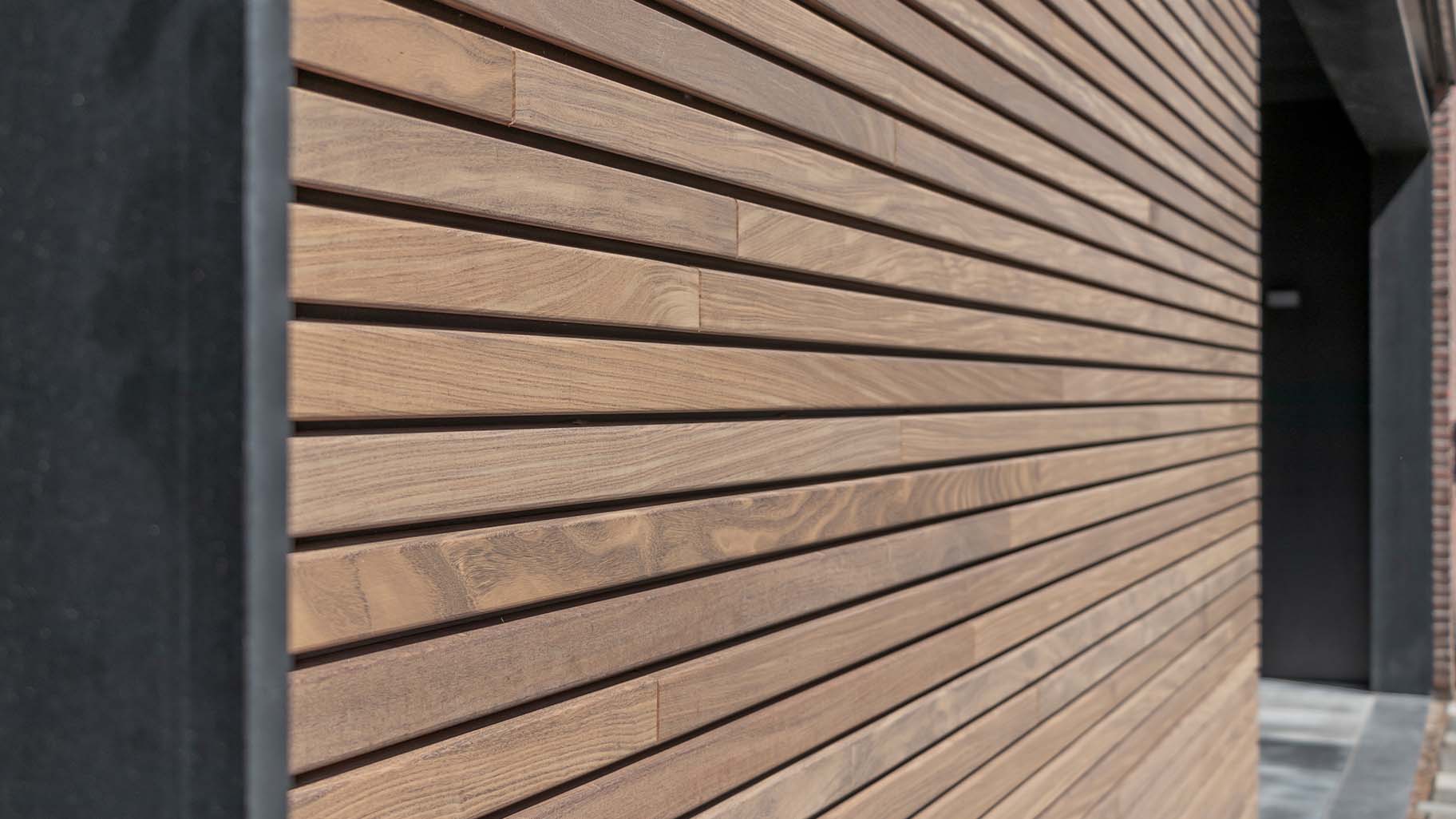 Horizontale houten garagedeur met gevelbekleding