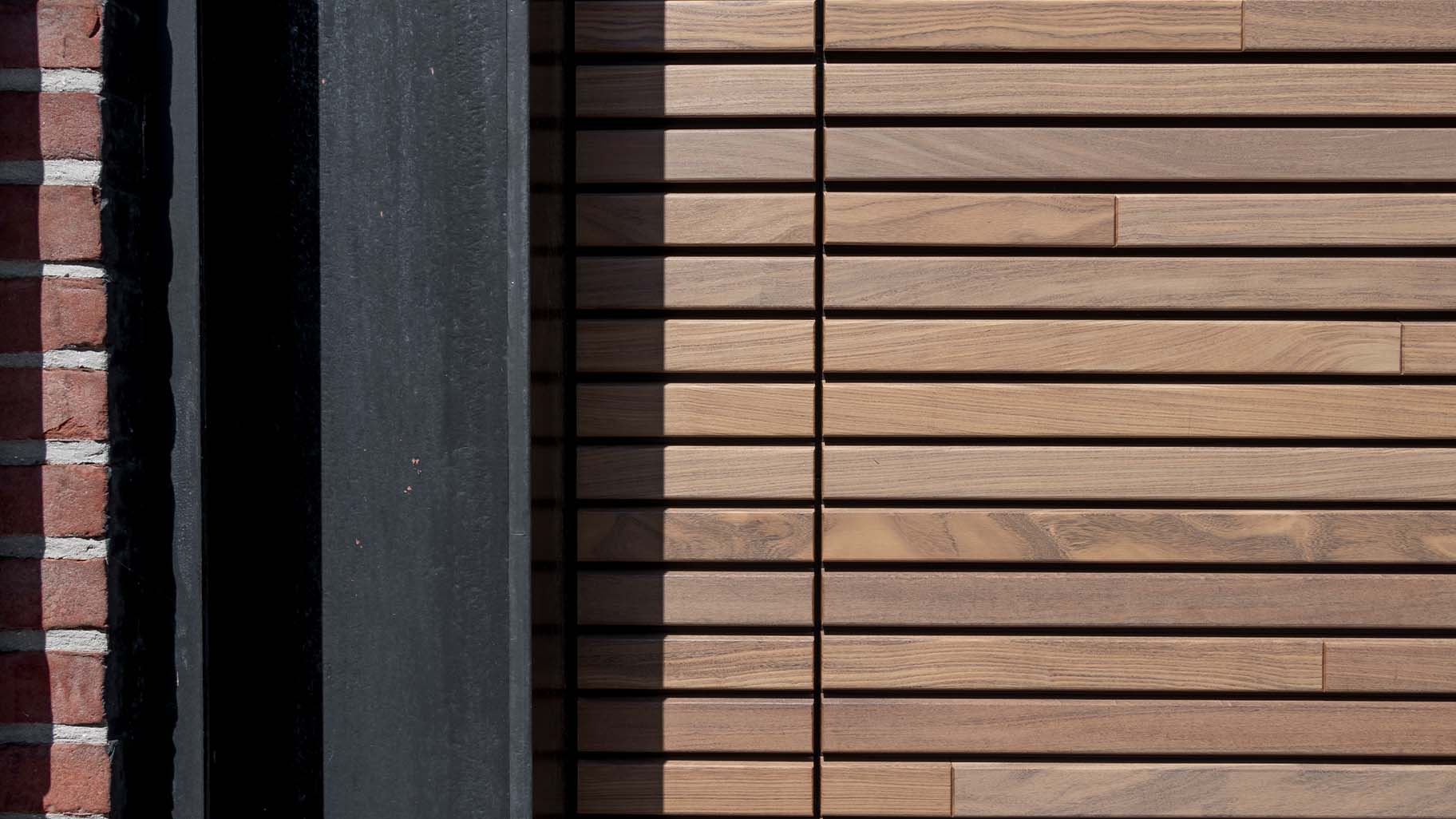 Horizontale houten garagedeur met gevelbekleding