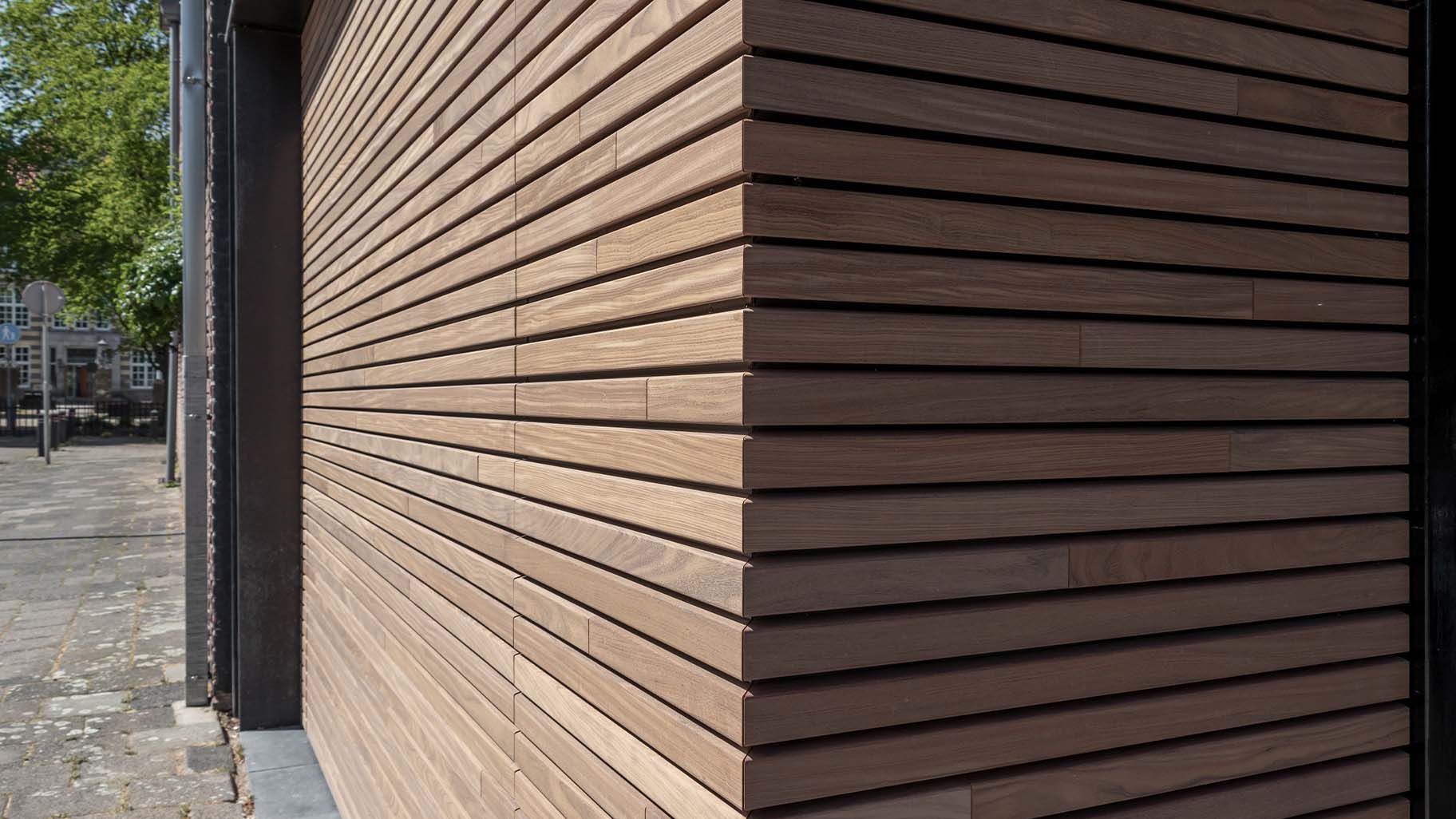 Horizontale houten garagedeur met gevelbekleding