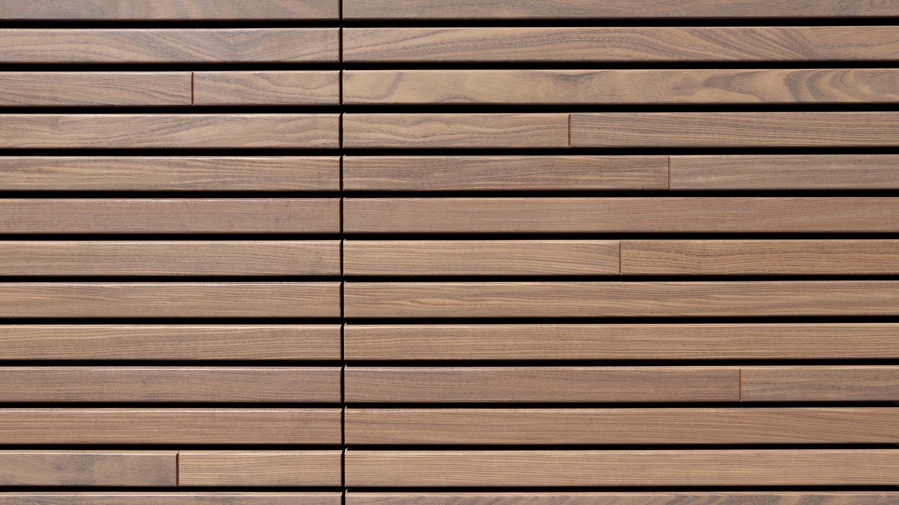 Horizontale houten garagedeur met gevelbekleding
