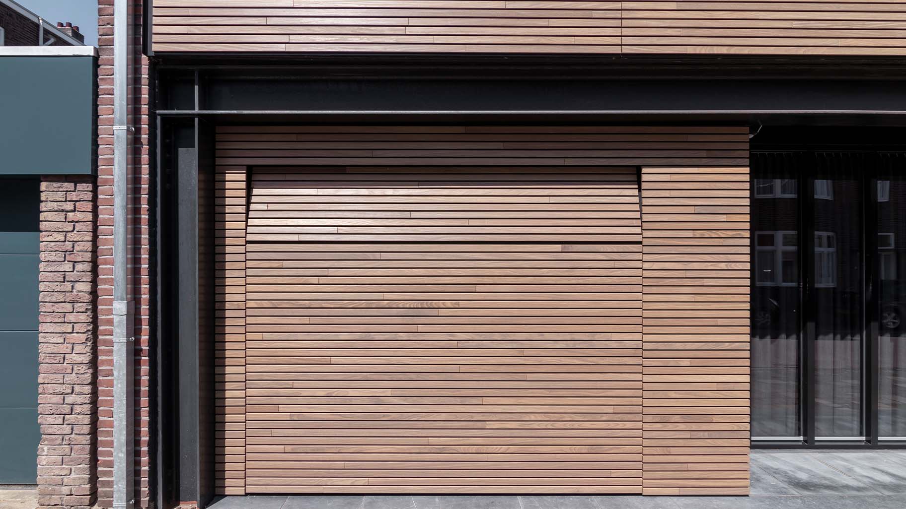Horizontale houten garagedeur met gevelbekleding
