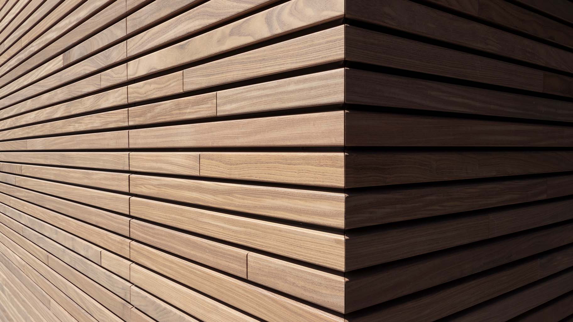 Garagedeur met horizontale houten latten van Afrormosia