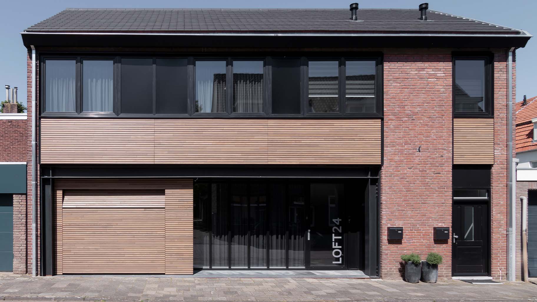Horizontale Afrormosia latten in garagedeur