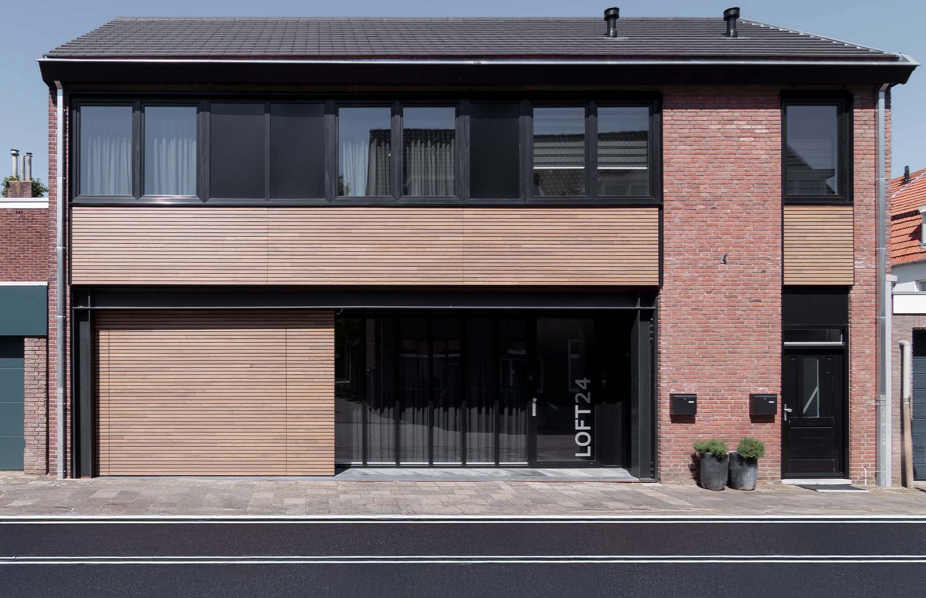 Garagedeur met horizontale houten latten van Afrormosia