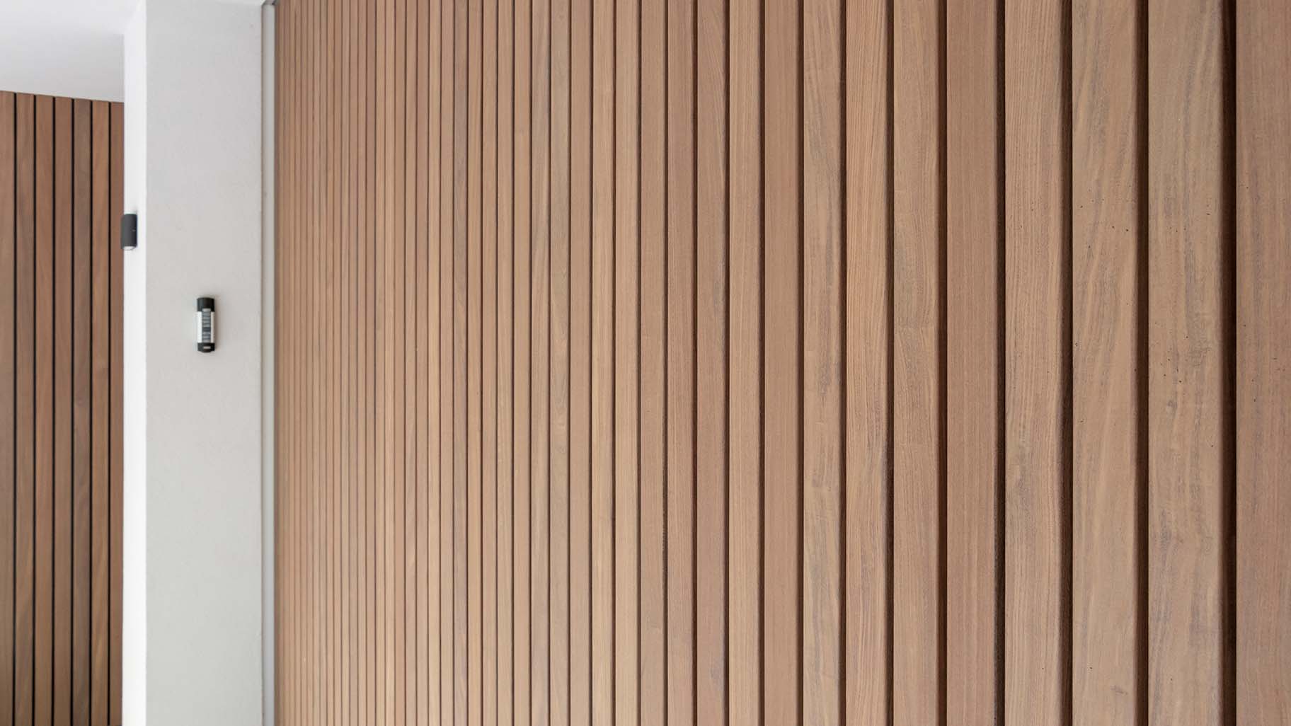 Moderne houten garagedeur bij jaren '30 woning