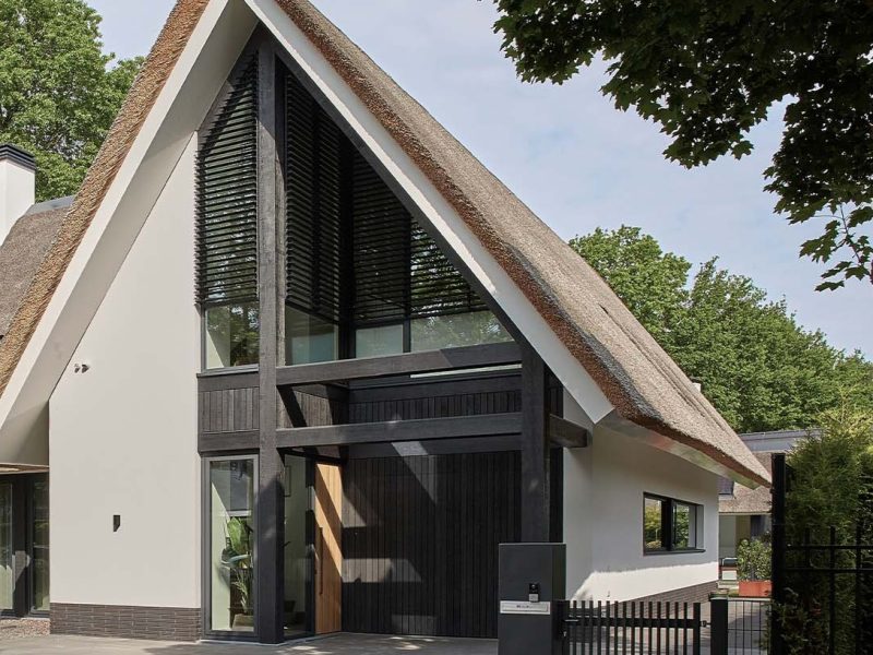Zwarte garagedeur van hout