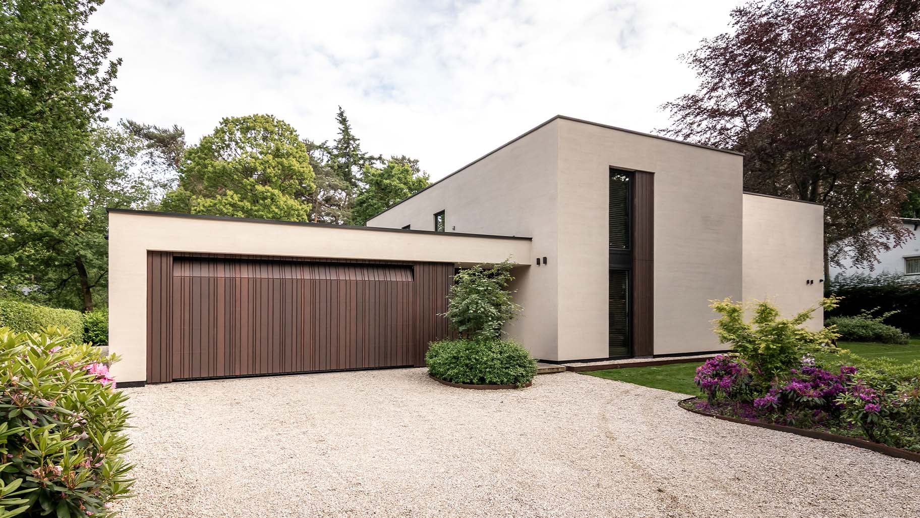 Different Doors houten garagedeur gelijk met de gevel