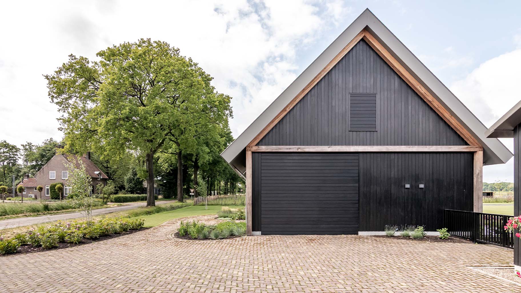Different Doors sectionaaldeur horziontale latten