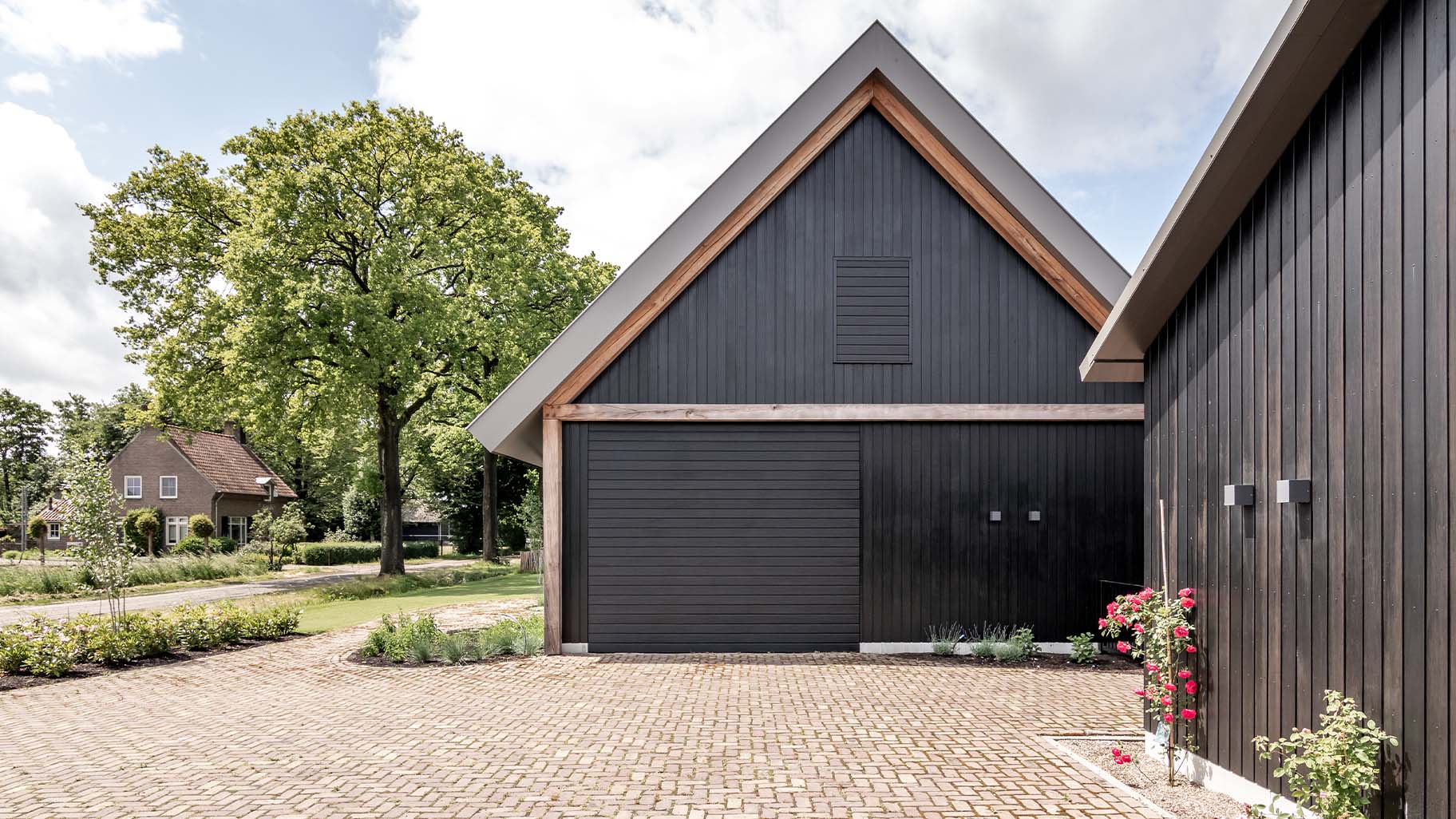 Different Doors sectionaaldeur horziontale latten