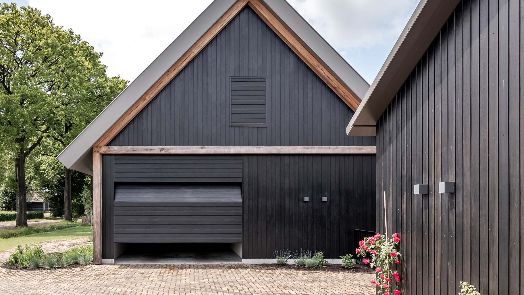 Different Doors sectionaaldeur horziontale latten