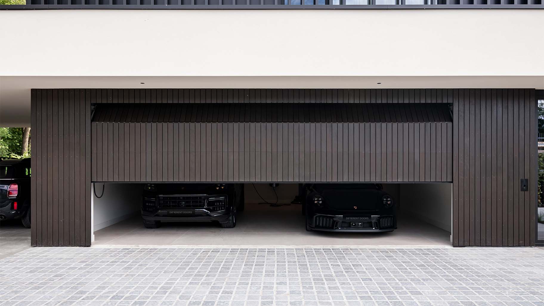 Garagedeur onzichtbaar in de gevel