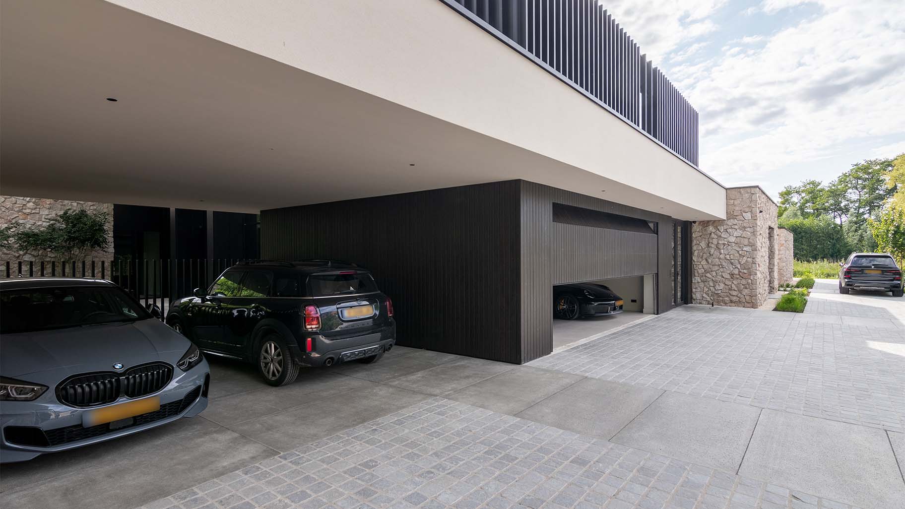 Garagedeur onzichtbaar in de gevel