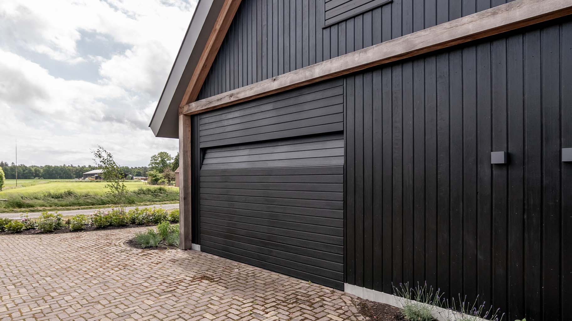 Houten garagedeur horizontale latten