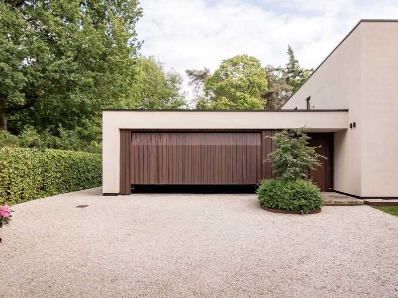Houten garagedeur nieuwbouwwoning