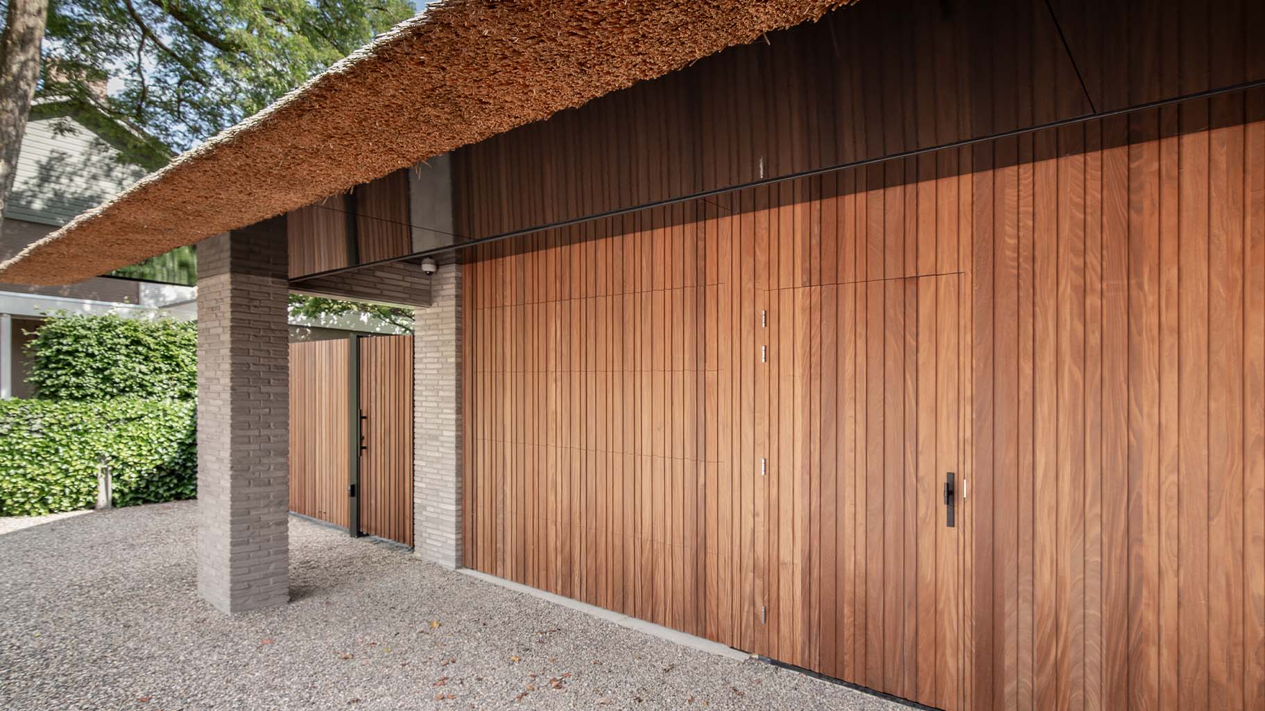 Houten garagedeur onzichtbaar in de gevel
