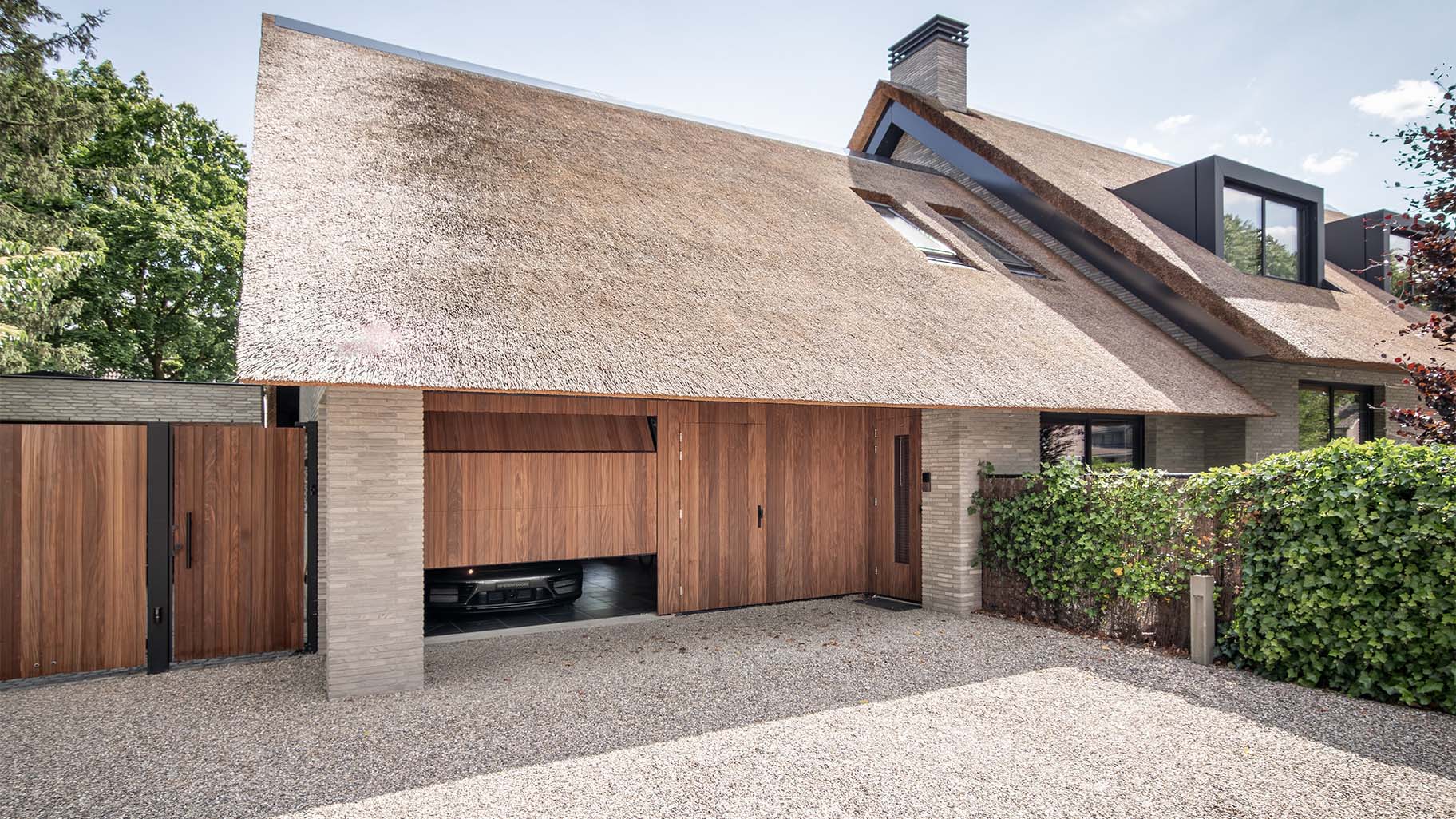 Houten garagedeur onzichtbaar in de gevel