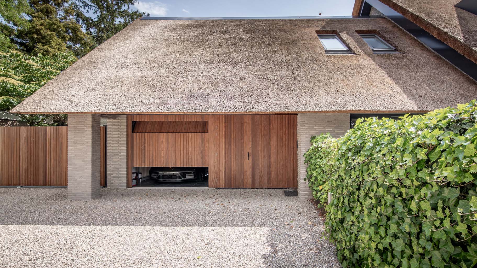 Houten garagedeur onzichtbaar in de gevel