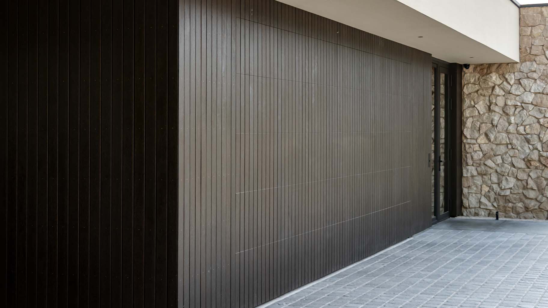 Houten sectionaaldeur Different Doors