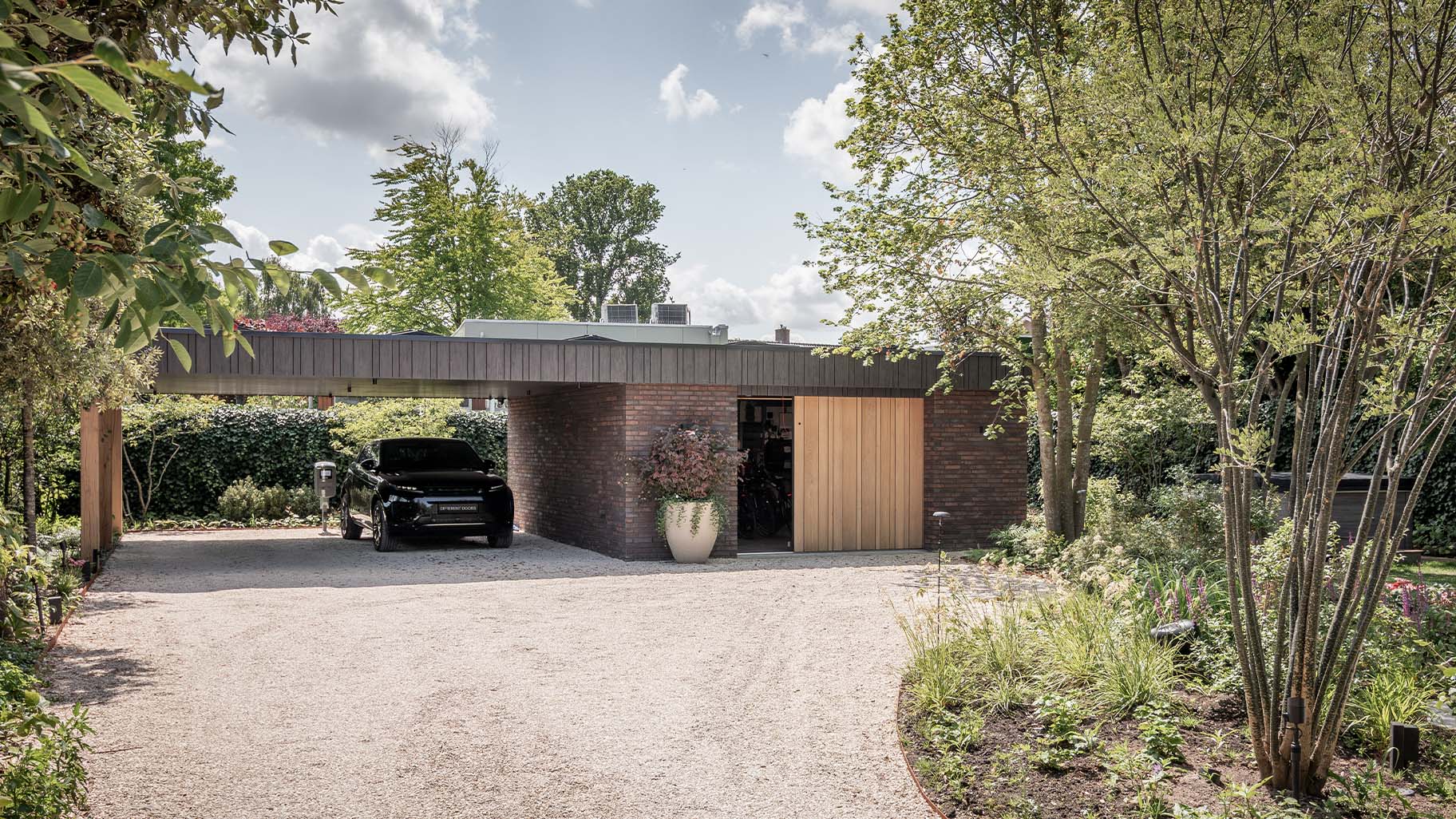 Houten zijwaartse garagedeur Different Doors
