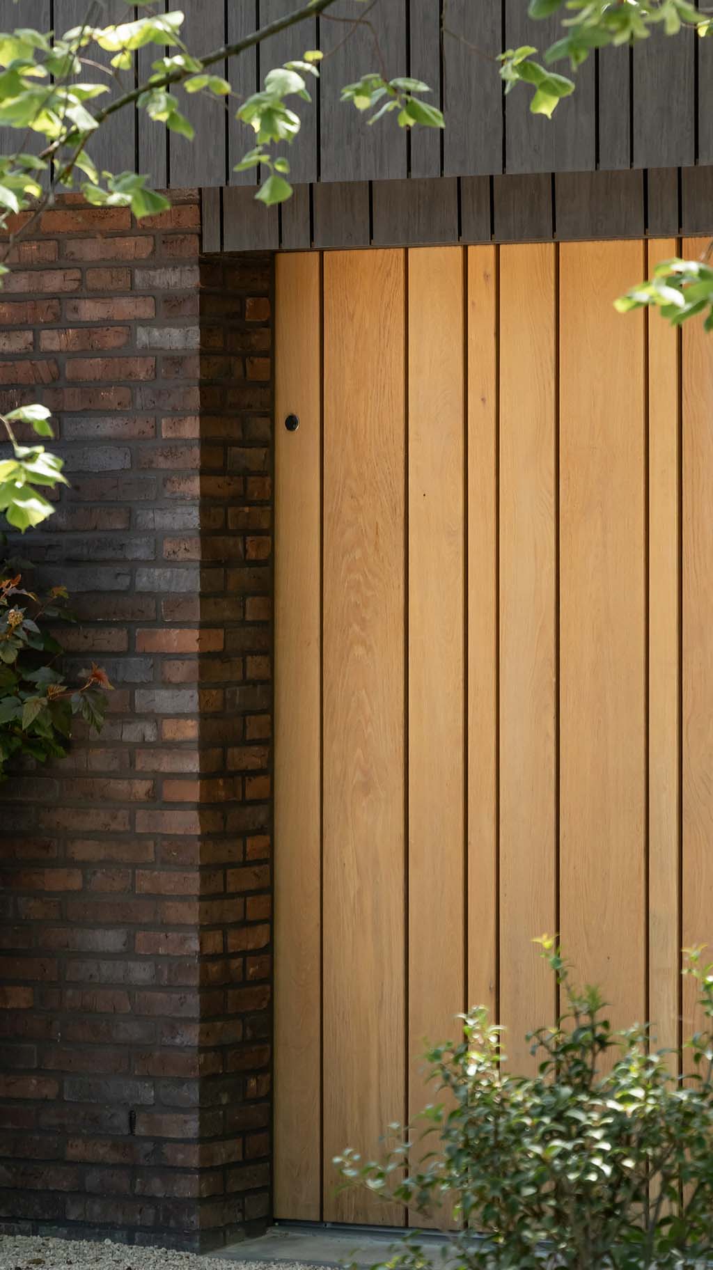 Houten zijwaartse garagedeur Different Doors