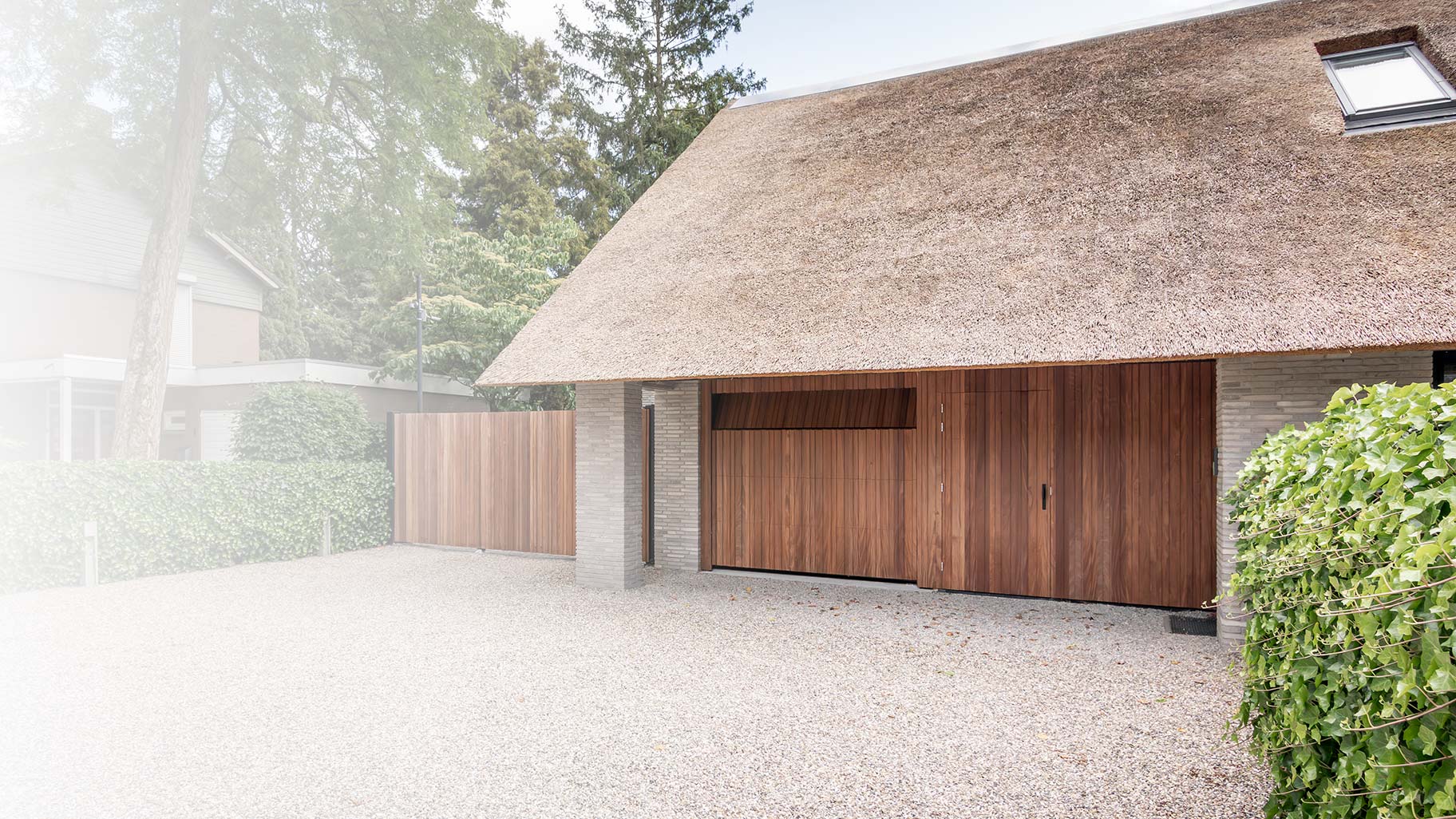 Luxe houten garagedeur Different Doors
