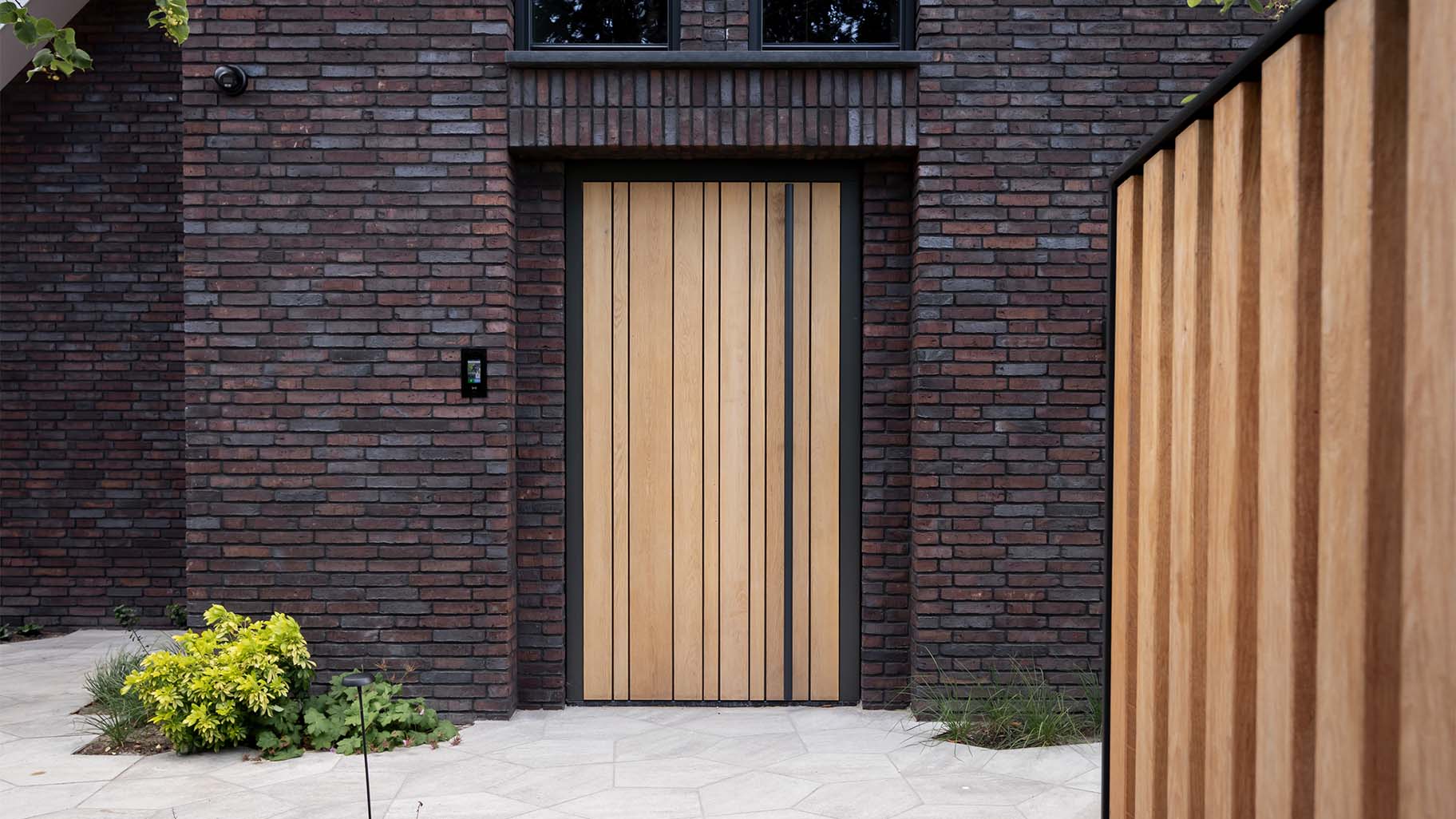 Pivoterende houten taatsdeur als voordeur