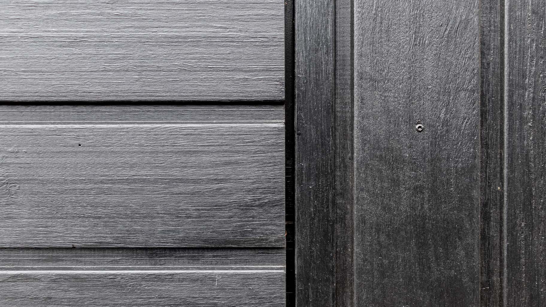 Zwarte houten garagedeur horizontaal