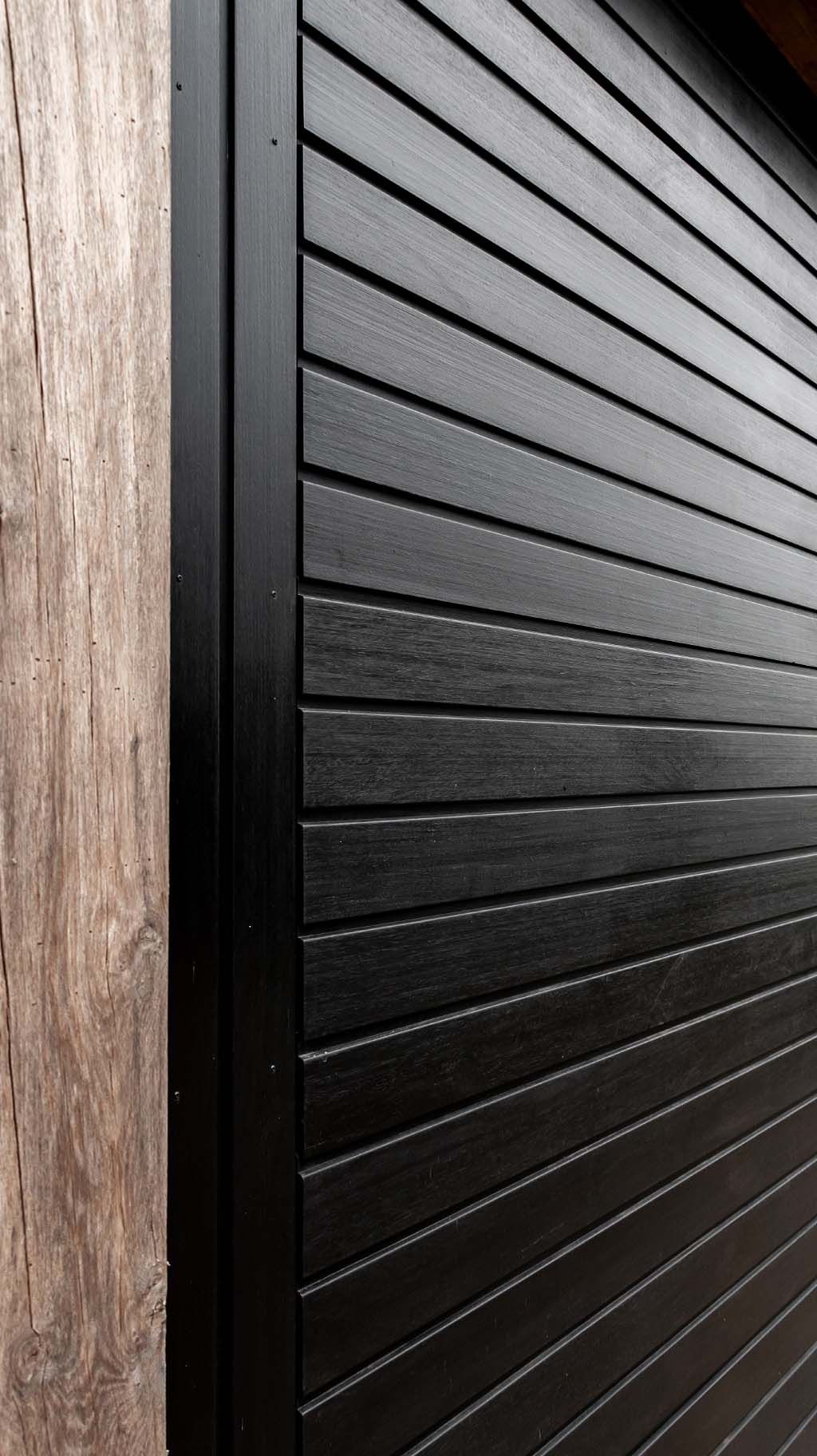 Zwarte houten garagedeur horizontaal