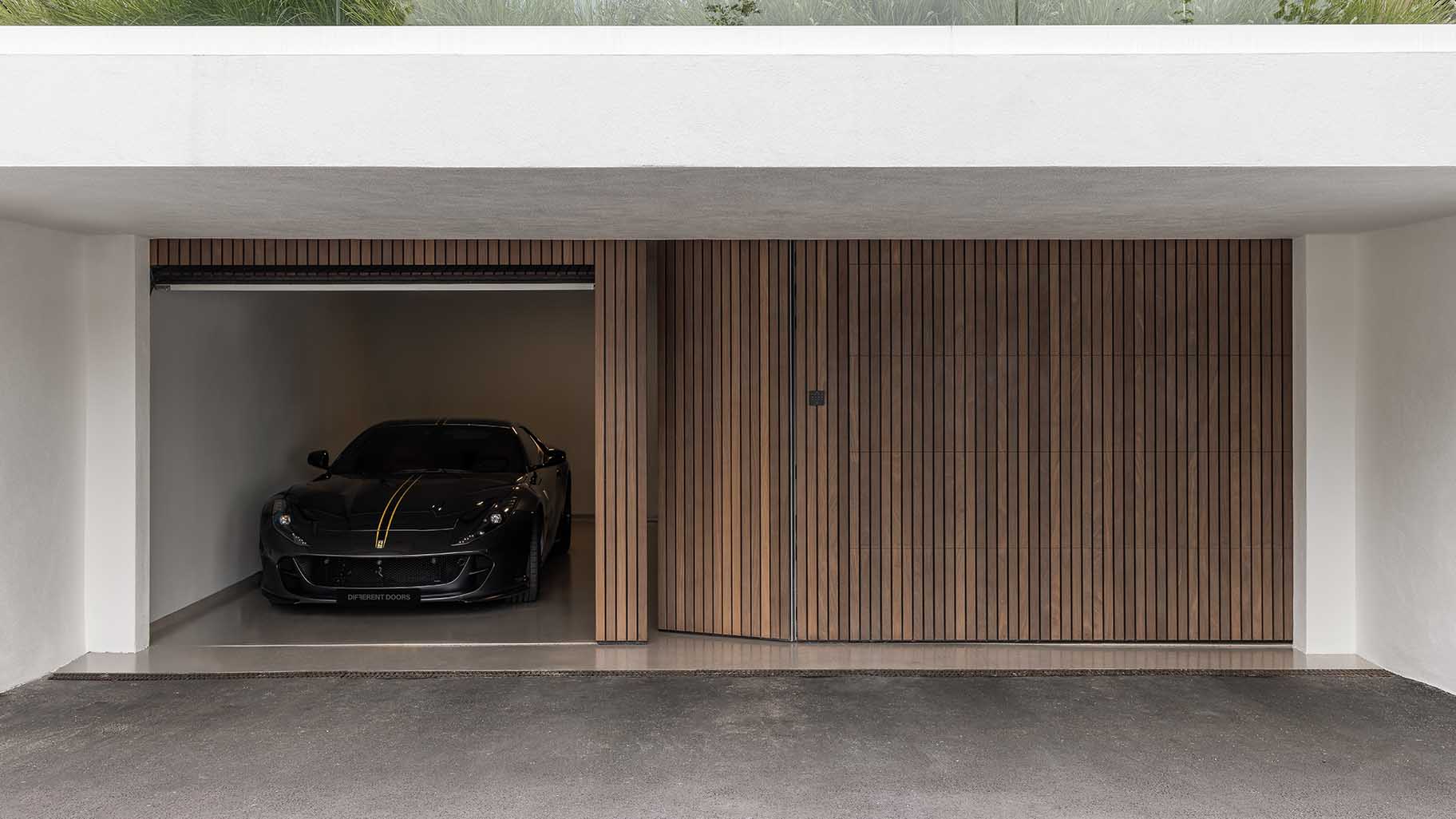 Onzichtbare garagedeur met houten latten