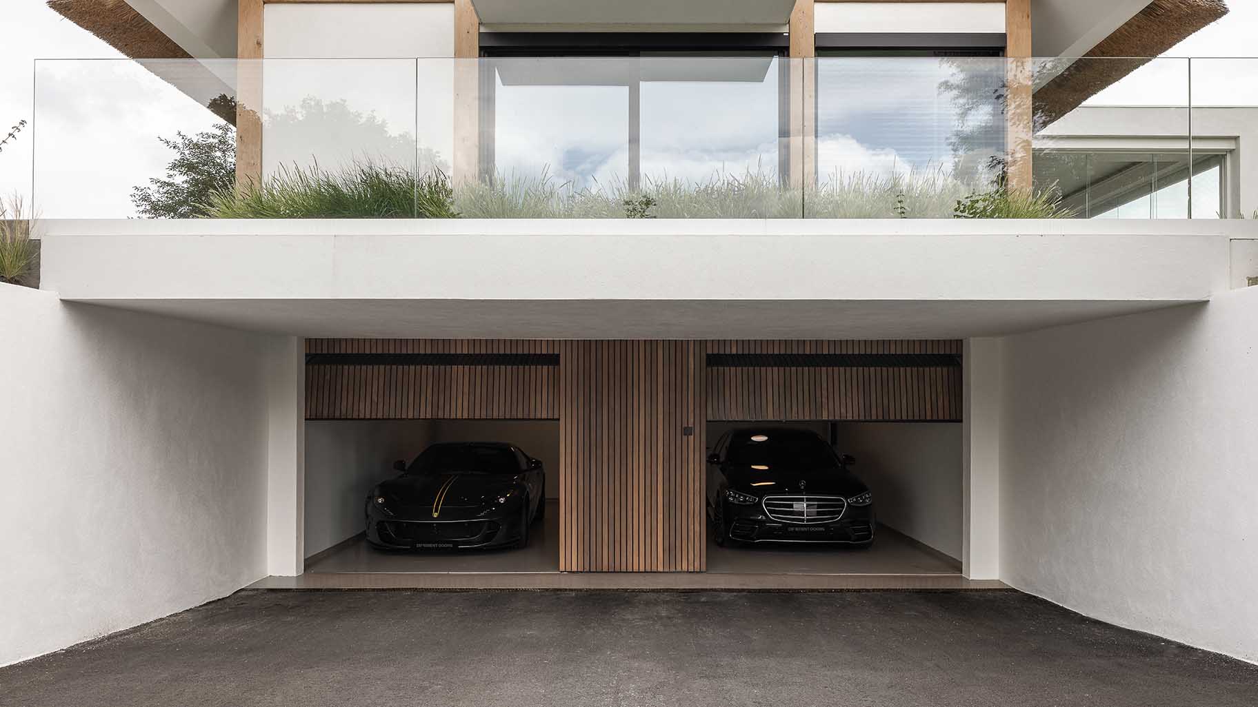 Houten garagedeur en loopdeur afrormosia