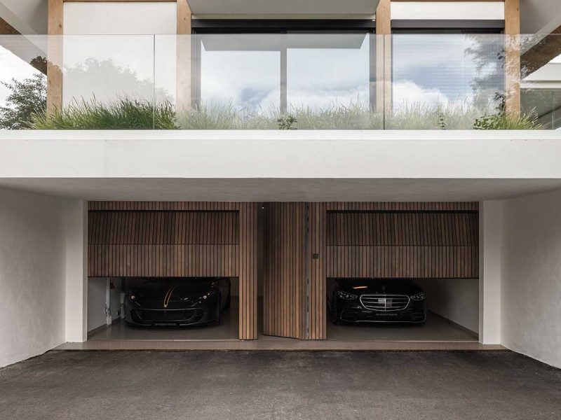 Houten garagedeur en loopdeur afrormosia
