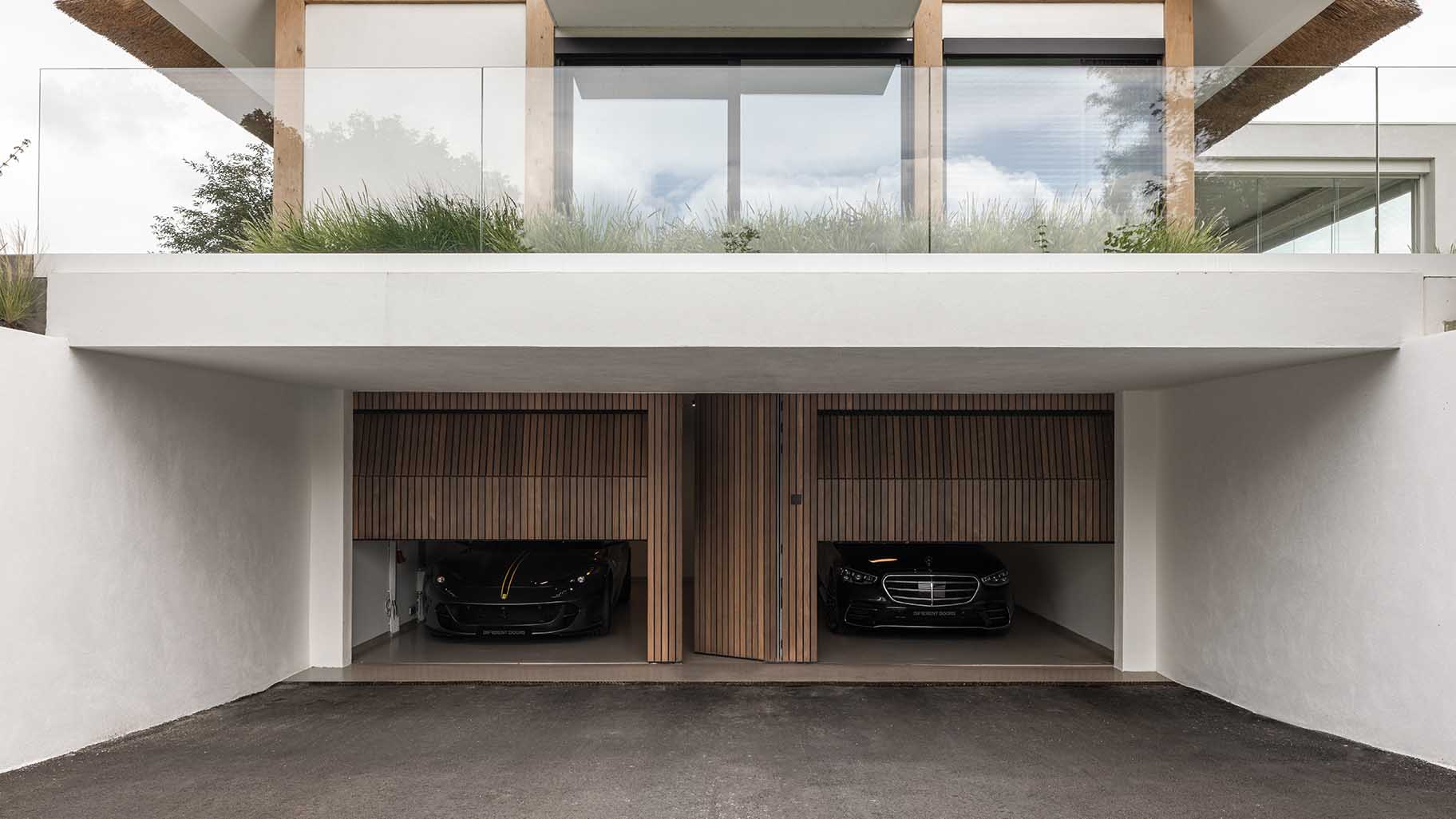 Houten garagedeur en loopdeur afrormosia