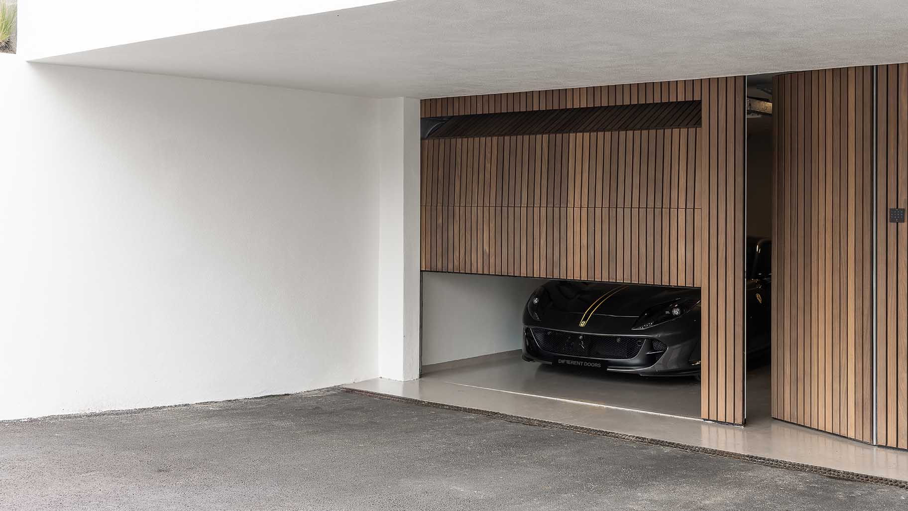 Garagedeuren gelijk met de gevel Afrormosia