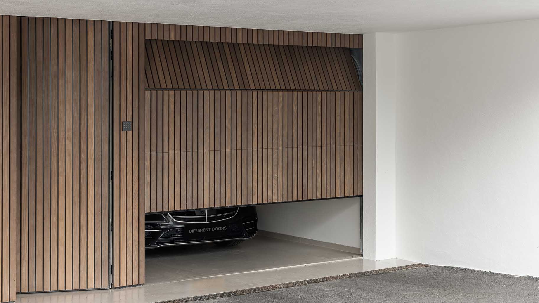 Garagedeuren gelijk met de gevel Afrormosia